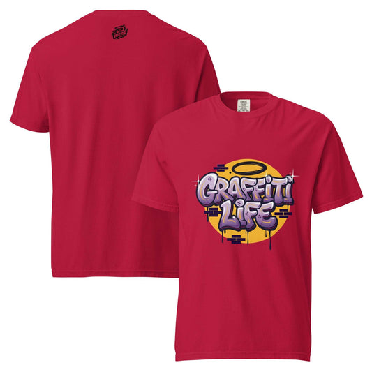 Camiseta de manga corta con diseño central que dice Graffiti Life en letras estilo burbuja moradas sobre un círculo amarillo y ladrillos.