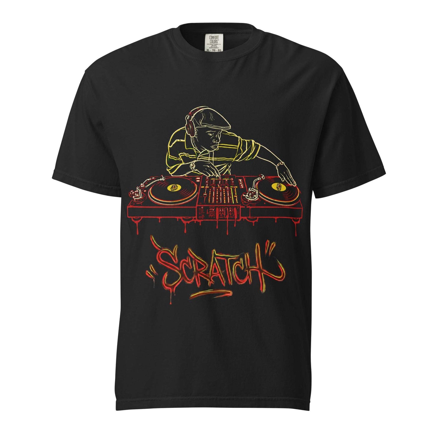 Camiseta negra de manga corta con diseño de ilustración de un DJ con gorra plana y auriculares mezclando sobre platos de vinilo, con la palabra "Scratch" en letras de graffiti rojas y amarillas.