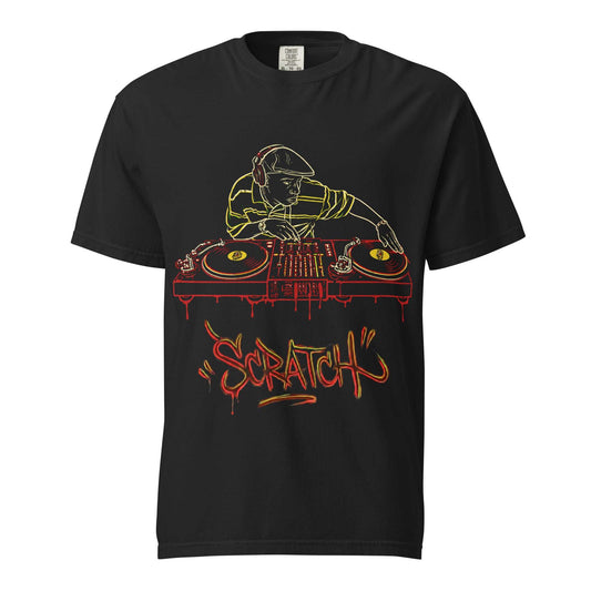 Camiseta negra de manga corta con diseño de ilustración de un DJ con gorra plana y auriculares mezclando sobre platos de vinilo, con la palabra "Scratch" en letras de graffiti rojas y amarillas.