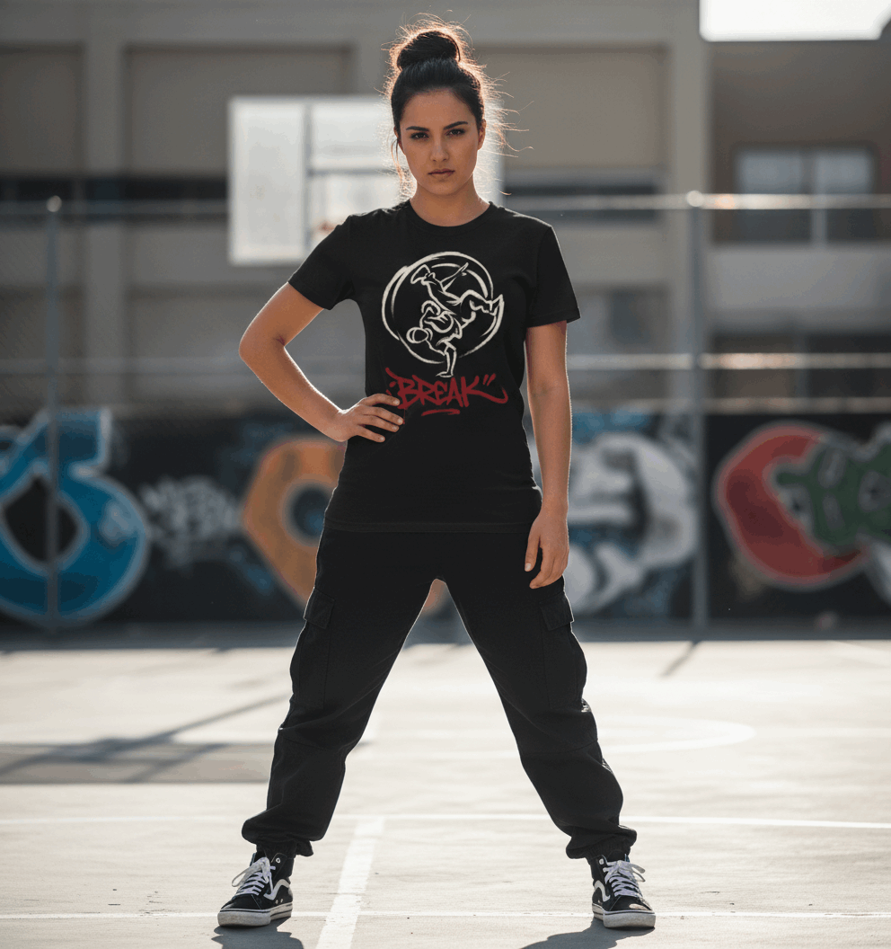 Camiseta negra con diseño de un b-boy haciendo un freeze, silueta blanca dentro de un círculo, y la palabra BREAK en rojo graffiti debajo