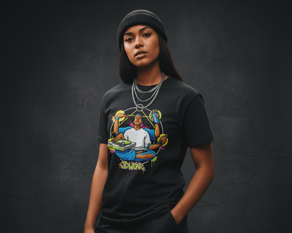 Camiseta negra JDWEAR con ilustración de personaje de 4 brazos representando los elementos del hip hop: graffiti, dj, mc y breakdance