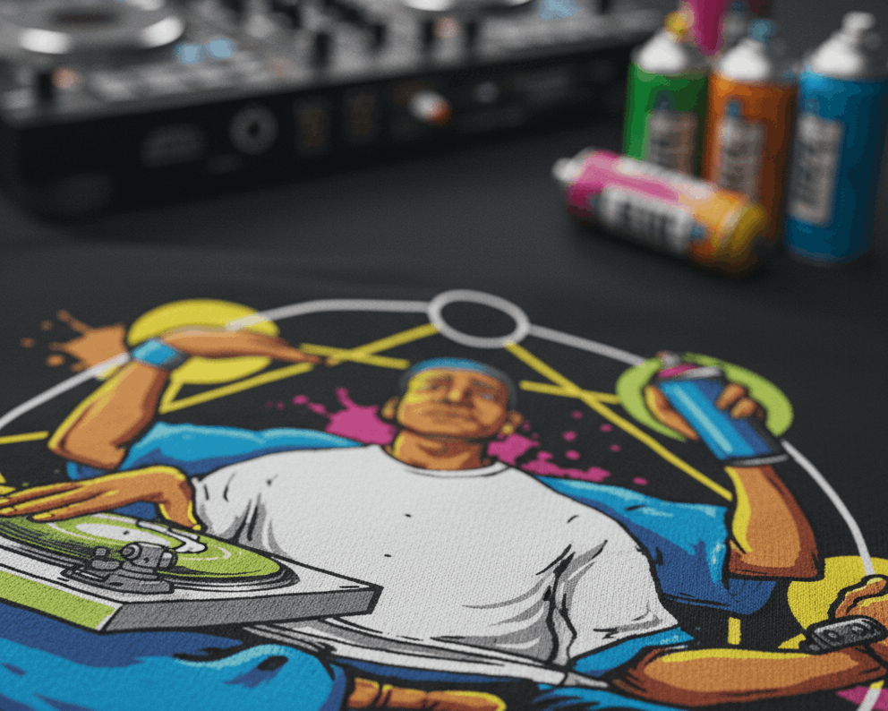 Camiseta negra JDWEAR con ilustración de personaje de 4 brazos representando los elementos del hip hop: graffiti, dj, mc y breakdance