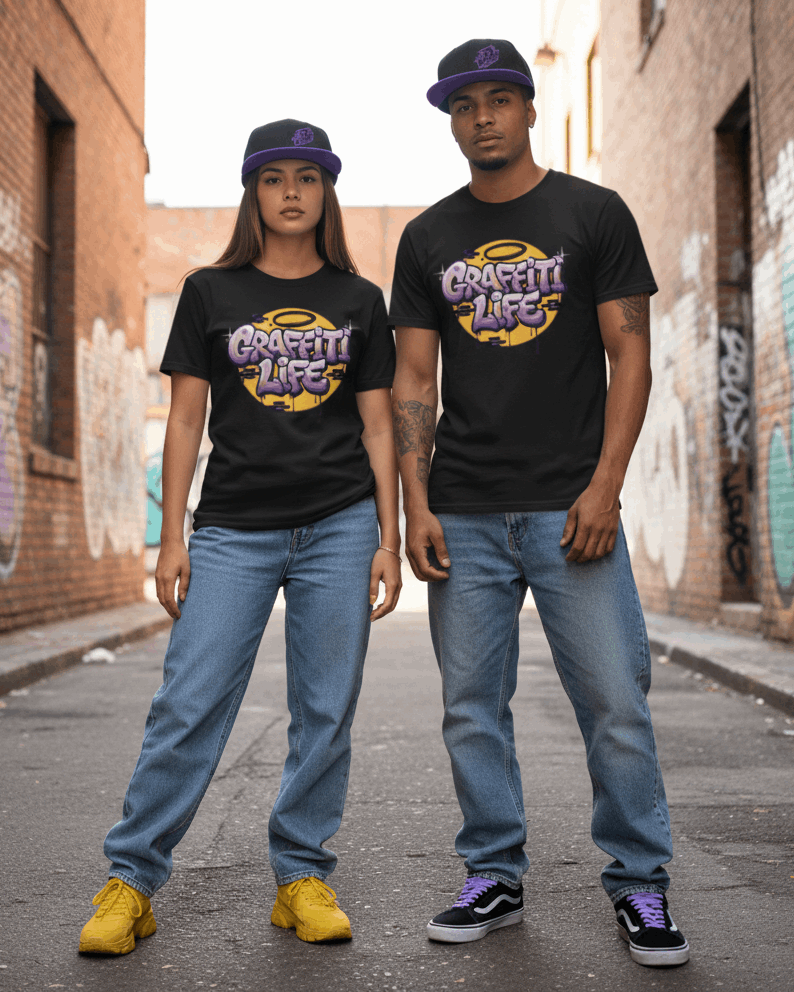Camiseta de manga corta con diseño central que dice Graffiti Life en letras estilo burbuja moradas sobre un círculo amarillo y ladrillos.