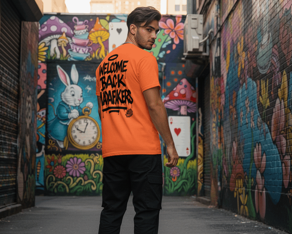 Camiseta con texto Welcome Back Madafakers en tipografía de goteo negra.