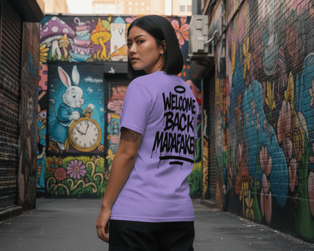 Camiseta con texto Welcome Back Madafakers en tipografía de goteo negra.