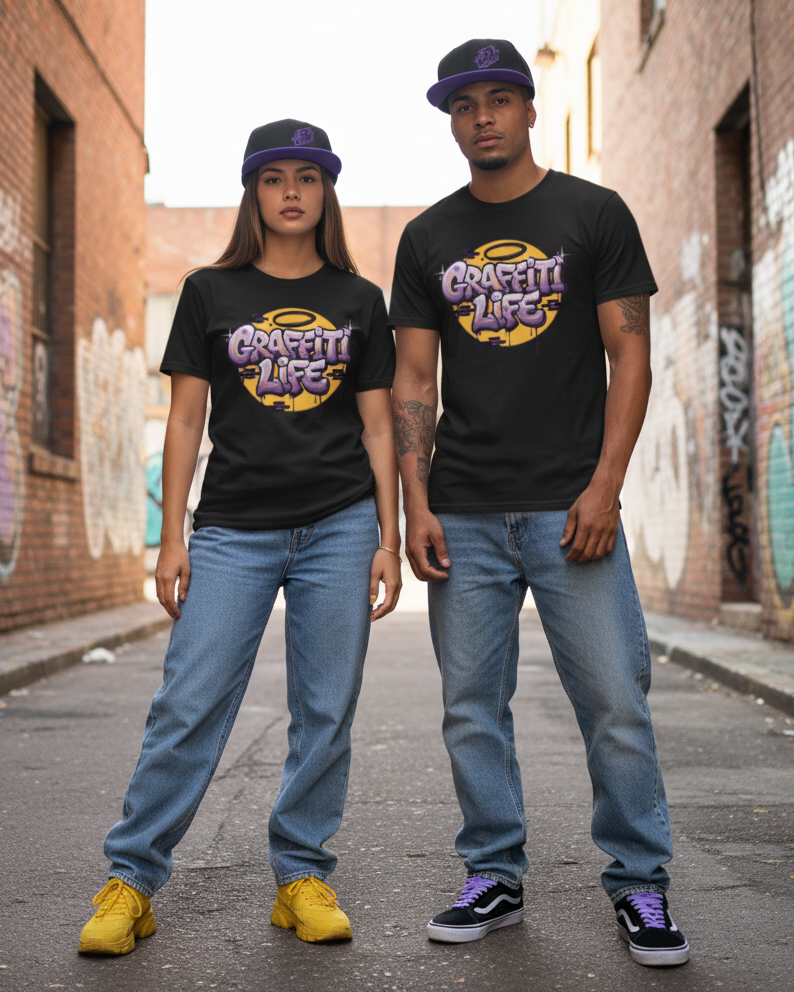 Camiseta de manga corta con diseño central que dice Graffiti Life en letras estilo burbuja moradas sobre un círculo amarillo y ladrillos.