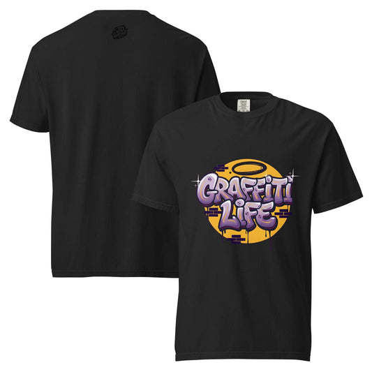 Camiseta de manga corta con diseño central que dice Graffiti Life en letras estilo burbuja moradas sobre un círculo amarillo y ladrillos.