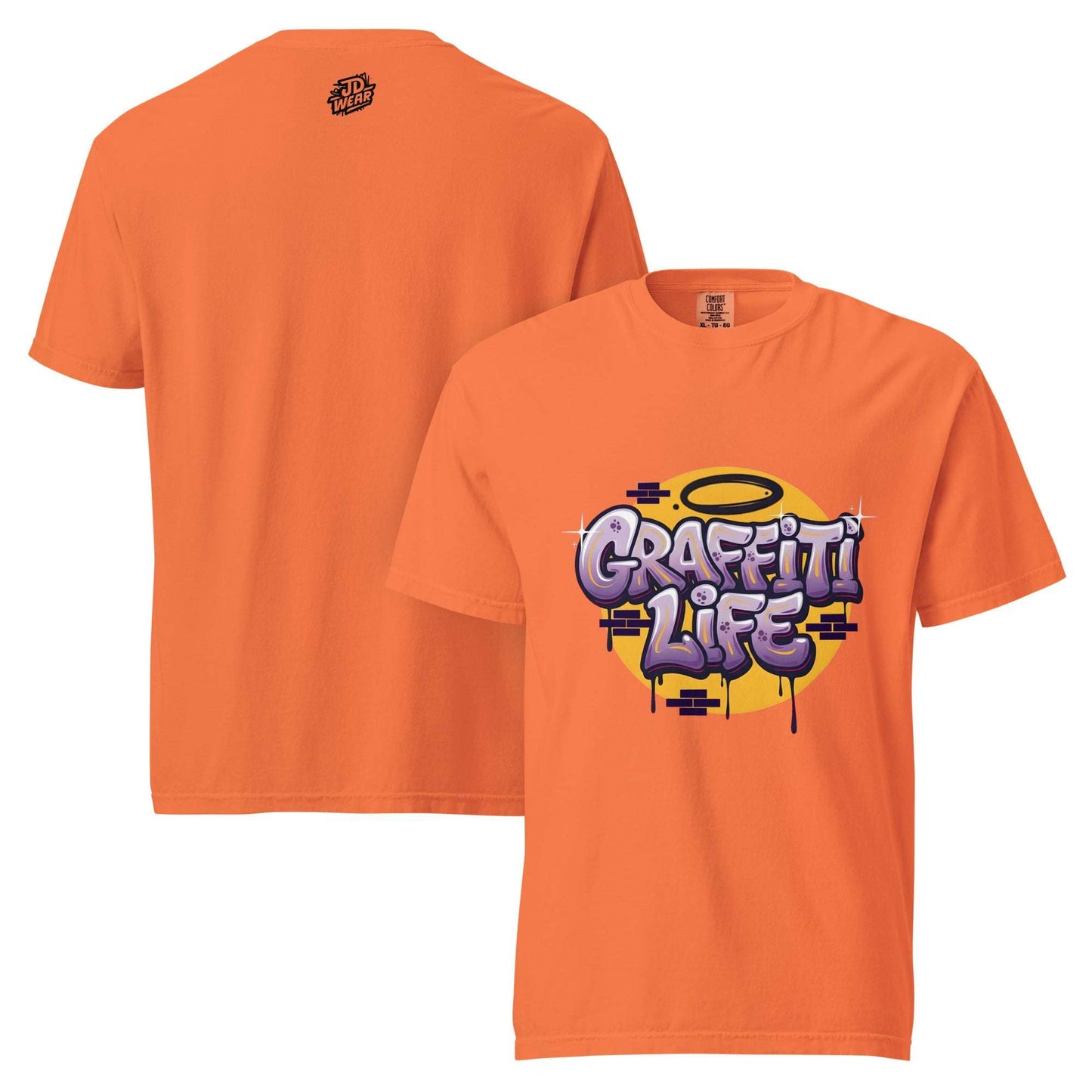 Camiseta de manga corta con diseño central que dice Graffiti Life en letras estilo burbuja moradas sobre un círculo amarillo y ladrillos.