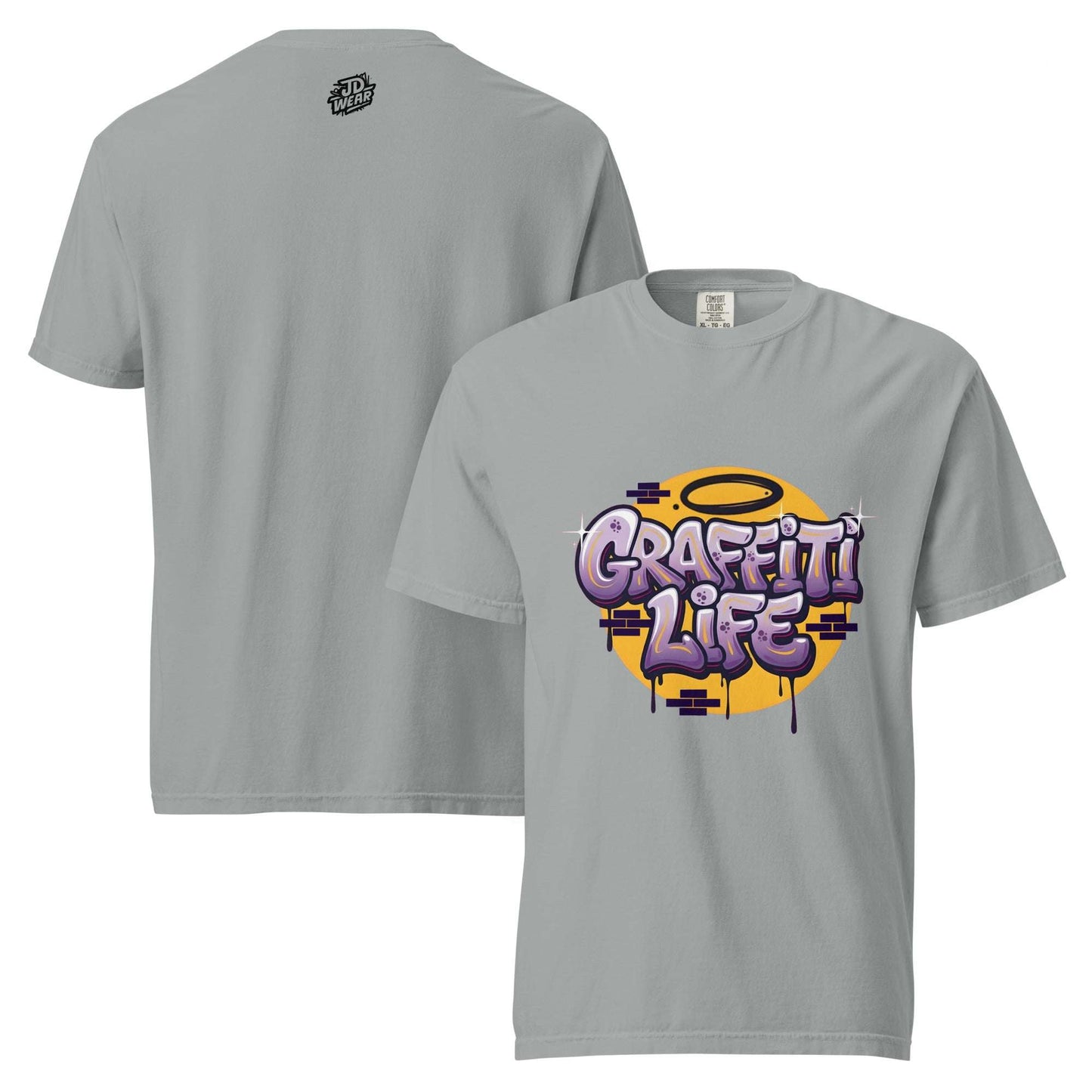 Camiseta de manga corta con diseño central que dice Graffiti Life en letras estilo burbuja moradas sobre un círculo amarillo y ladrillos.