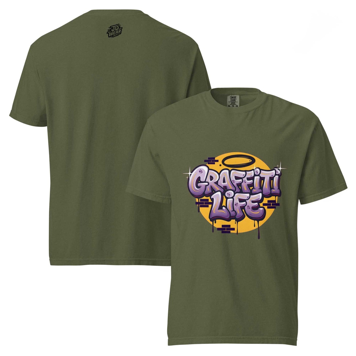 Camiseta de manga corta con diseño central que dice Graffiti Life en letras estilo burbuja moradas sobre un círculo amarillo y ladrillos.
