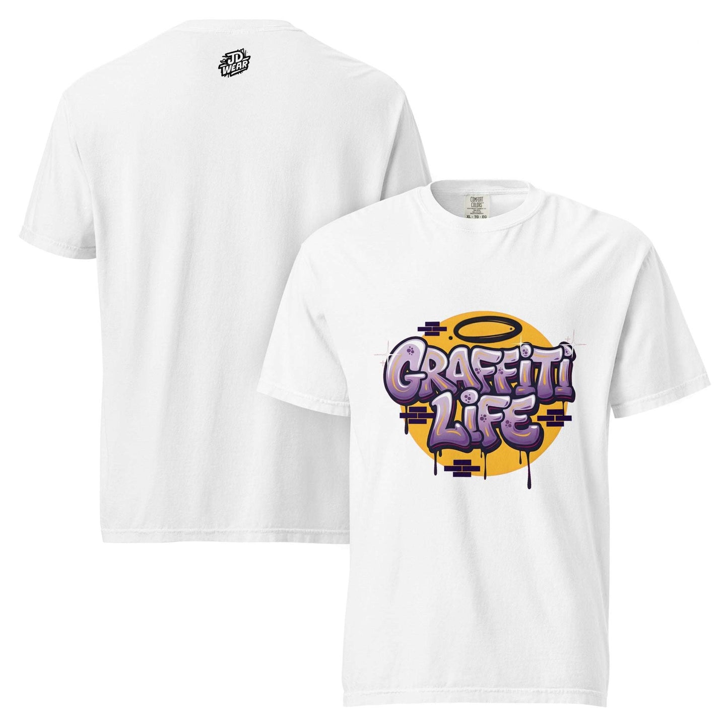 Camiseta de manga corta con diseño central que dice Graffiti Life en letras estilo burbuja moradas sobre un círculo amarillo y ladrillos.